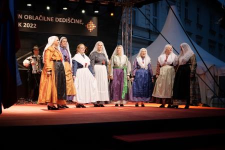 Presenetljiv odziv ob prvem dnevu praznovanja 50. Dnevov narodnih noš in oblačilne dediščine v Kamniku (53)